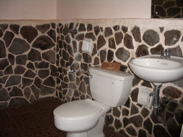 camiguin-action-geckos-bathroom