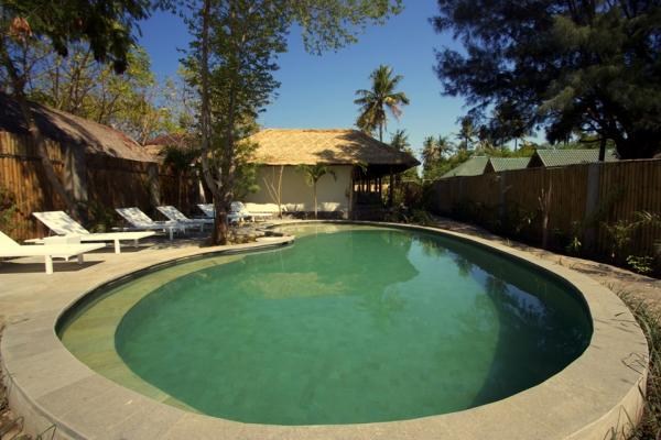 gili-air-waterfront-bungalows-pool