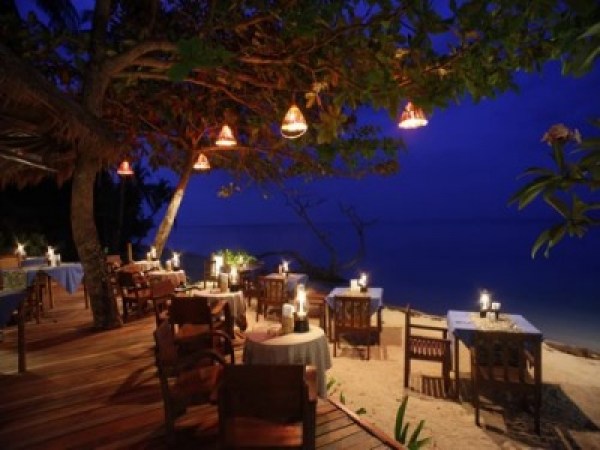 koh-ngai-thapwarin-resort-restaurant-by-night