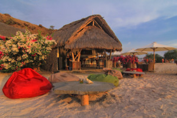 komodo-dragon-beach-bar